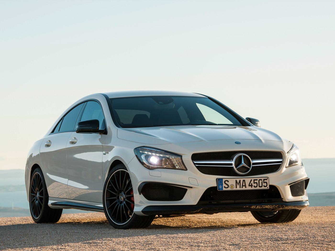 Скачать обои машина, белый, фары, Mercedes-Benz, мерс, AMG, передок, CLA,  раздел mercedes в разрешении 1400x1050