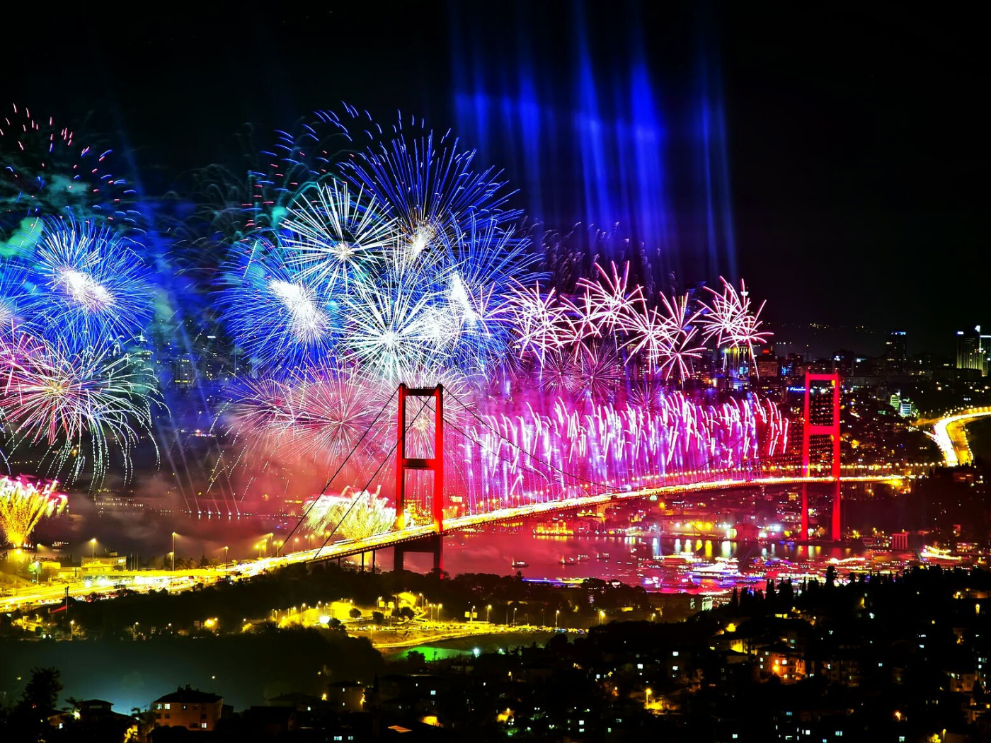 Праздники в стамбуле 2024. Стамбул новогодний Босфор. Стамбул салют. Новогодний салют в Стамбуле. Стамбул новый год 2023 салют.