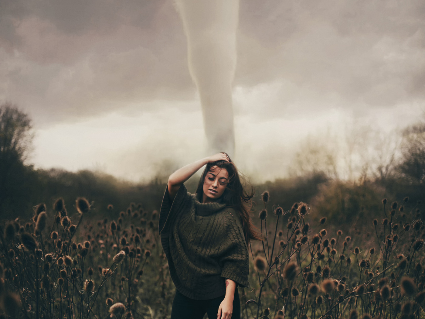 Tornado girl astd. Человек в смерче. Девушка Торнадо. Девушка смерч. Фотосессия на фоне смерча.