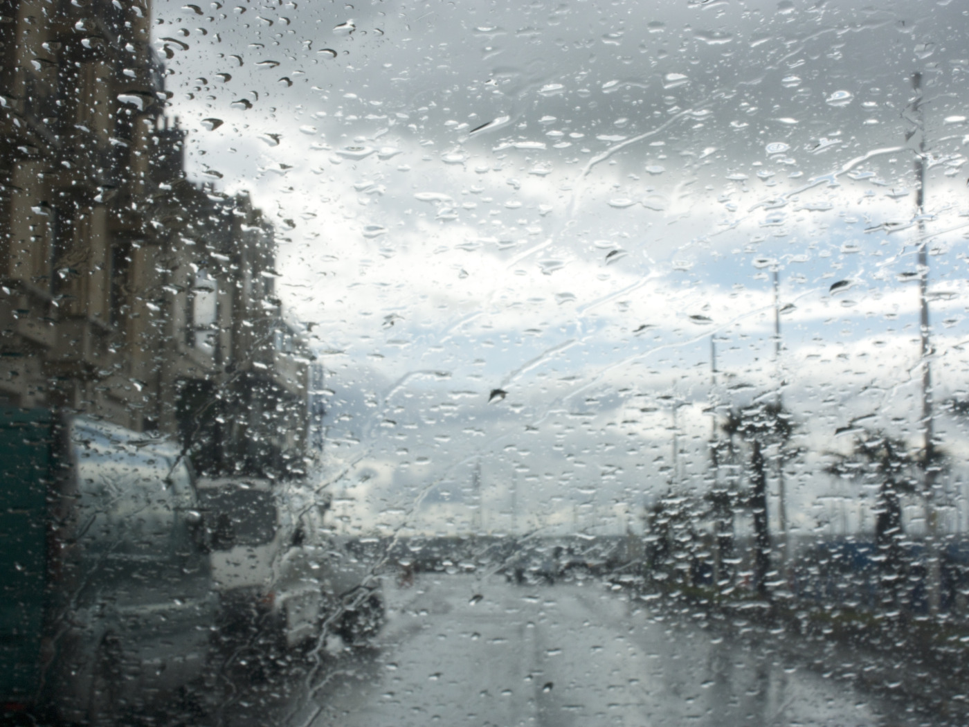 Хмурится небо ревет ветер пришел первый месяц. Пасмурный дождливый день. Дождливый пейзаж. Дождливое окно. Город дождя 2006.