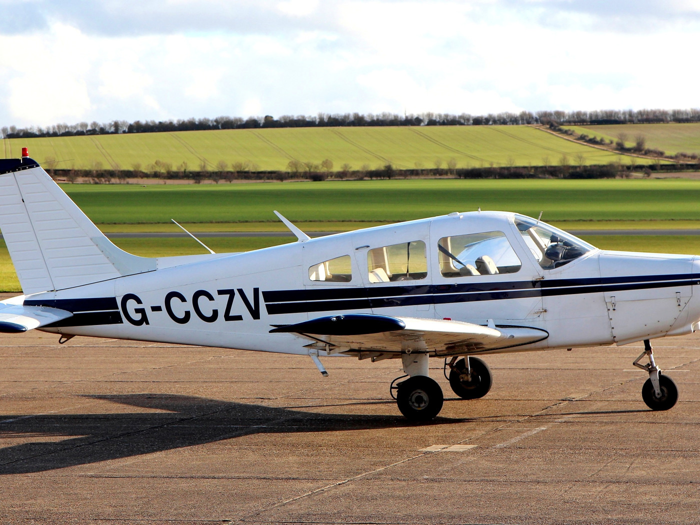 4 местный самолет. Piper pa-28 Cherokee. Легкомоторный самолет Piper. Piper pa 29. Пайпер Чероки самолет.