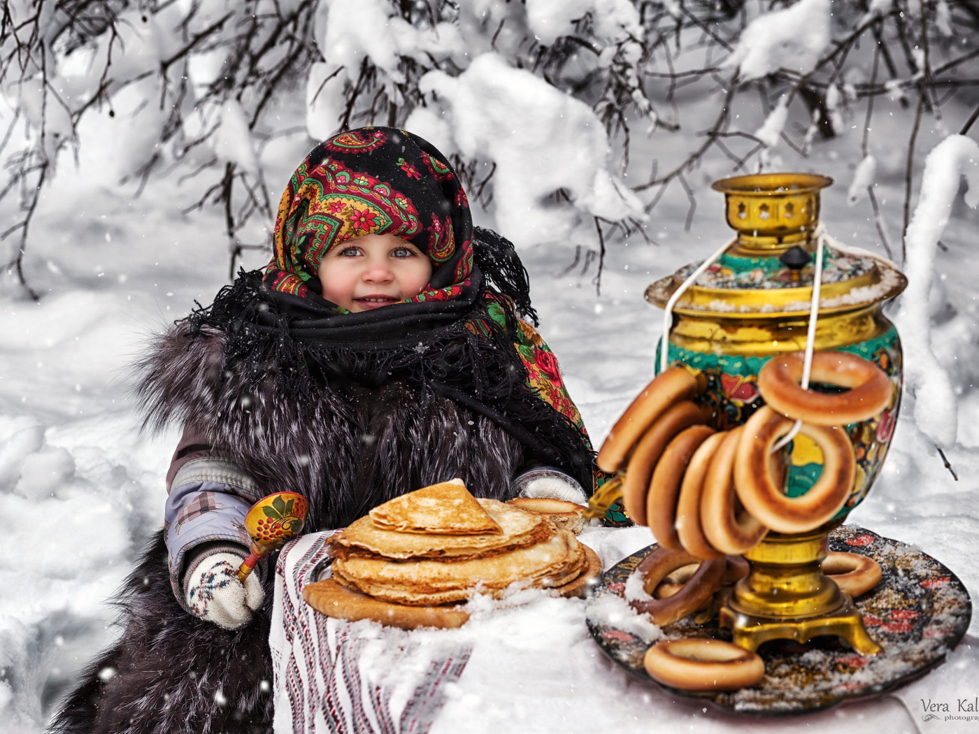 Девочка с блинами