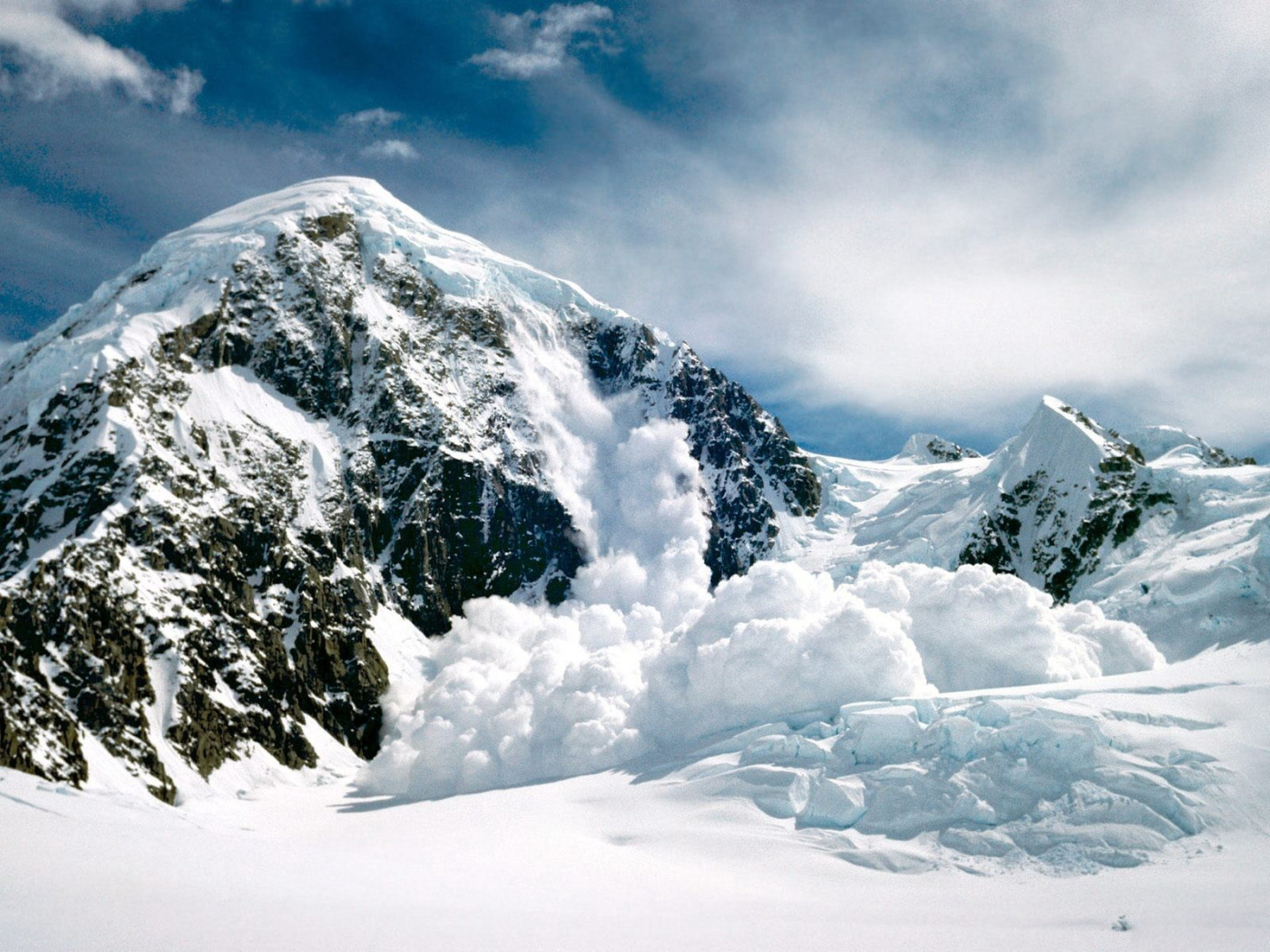 Снег с горы как называется. Снежная лавина. Гора Снежная Приморский край. Avalanche. Аваланч гора.