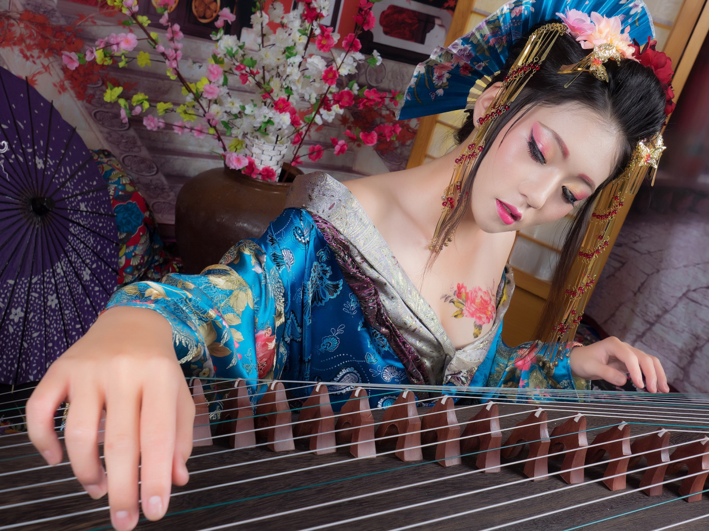 Китайские песни поет девушка. Гучжэн музыкальный инструмент. Девушка с музыкальным инструментом. Фотосессия в китайском стиле. Арфа.