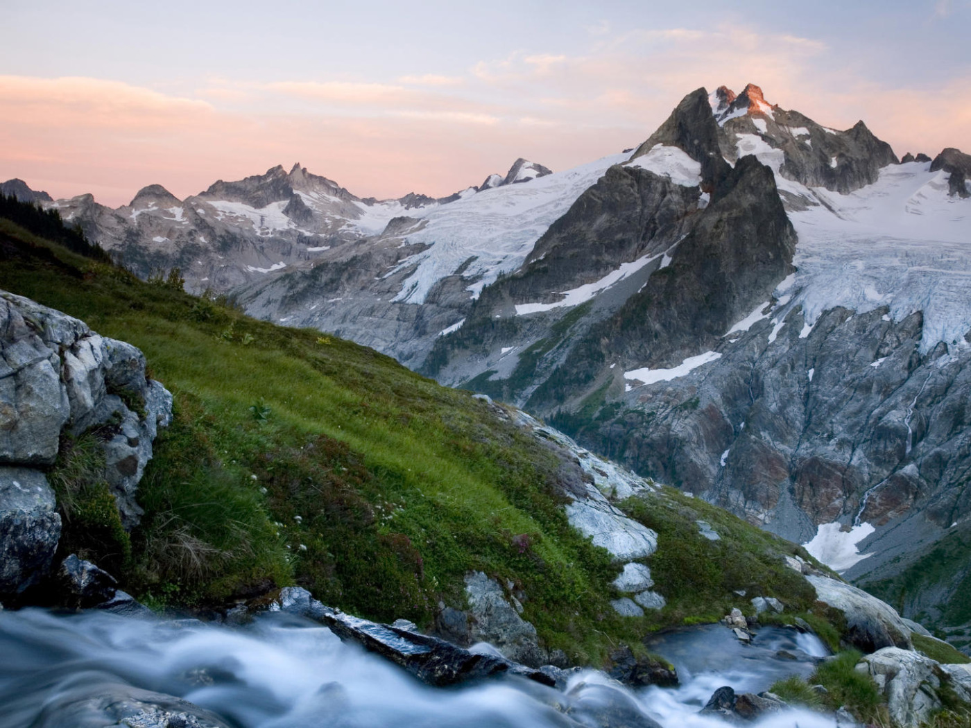 Wild mountain. Красивые горы. Красивый склон горы. Горы холод.