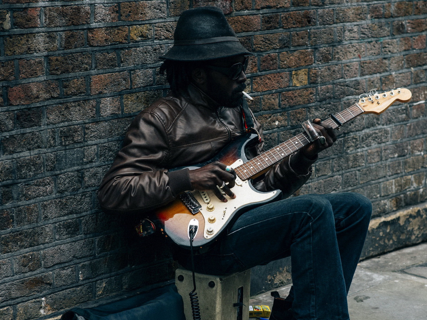 А по темным улицам гитара. Рок гитарист. Уличный гитарист. Крутой гитарист. Человек с электрогитарой.