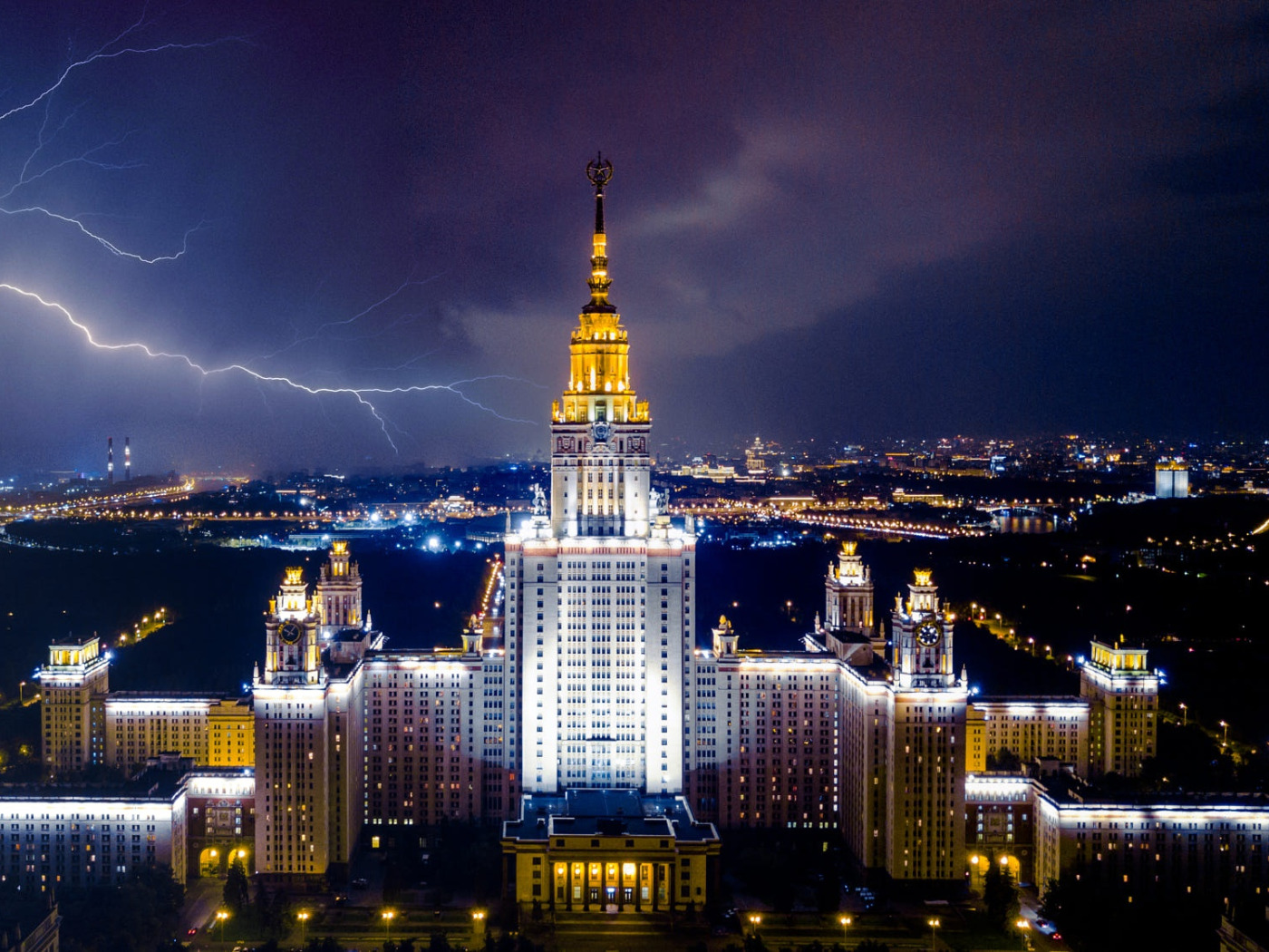 Moscow lighting. МГУ ночью. Здание МГУ ночью. МГУ вечером. МГУ молния.