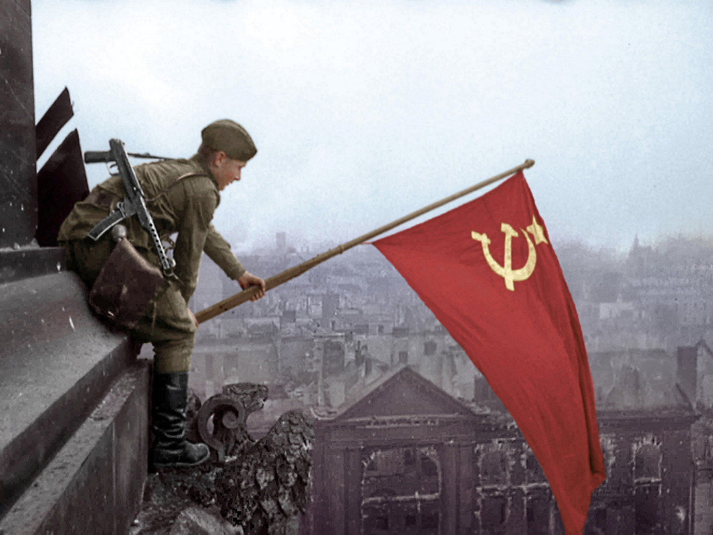Победа 1945 года над фашистской германией. Красное Знамя над Рейхстагом. Красное Знамя на Рейхстаге. Рейхстаг 1945 красное Знамя. Берлин 1945 Рейхстаг Знамя Победы.