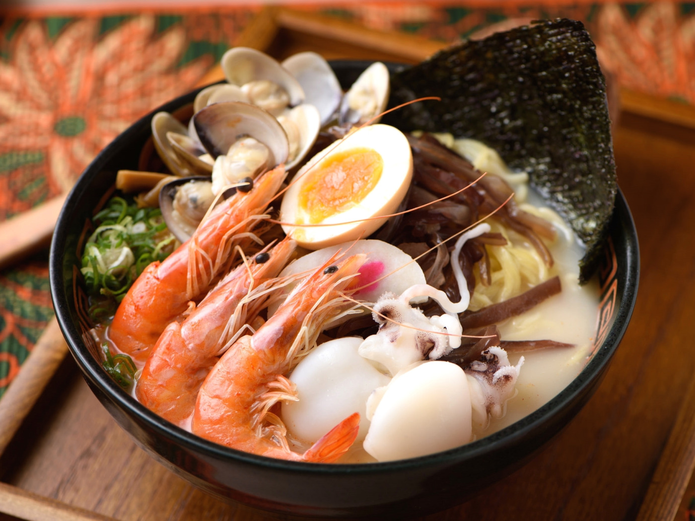 Каракатица роллы. Креветки Сифуд. Юлюдо из морепродуктов. Японская кухня морепродукты. Тарелка с морепродуктами.