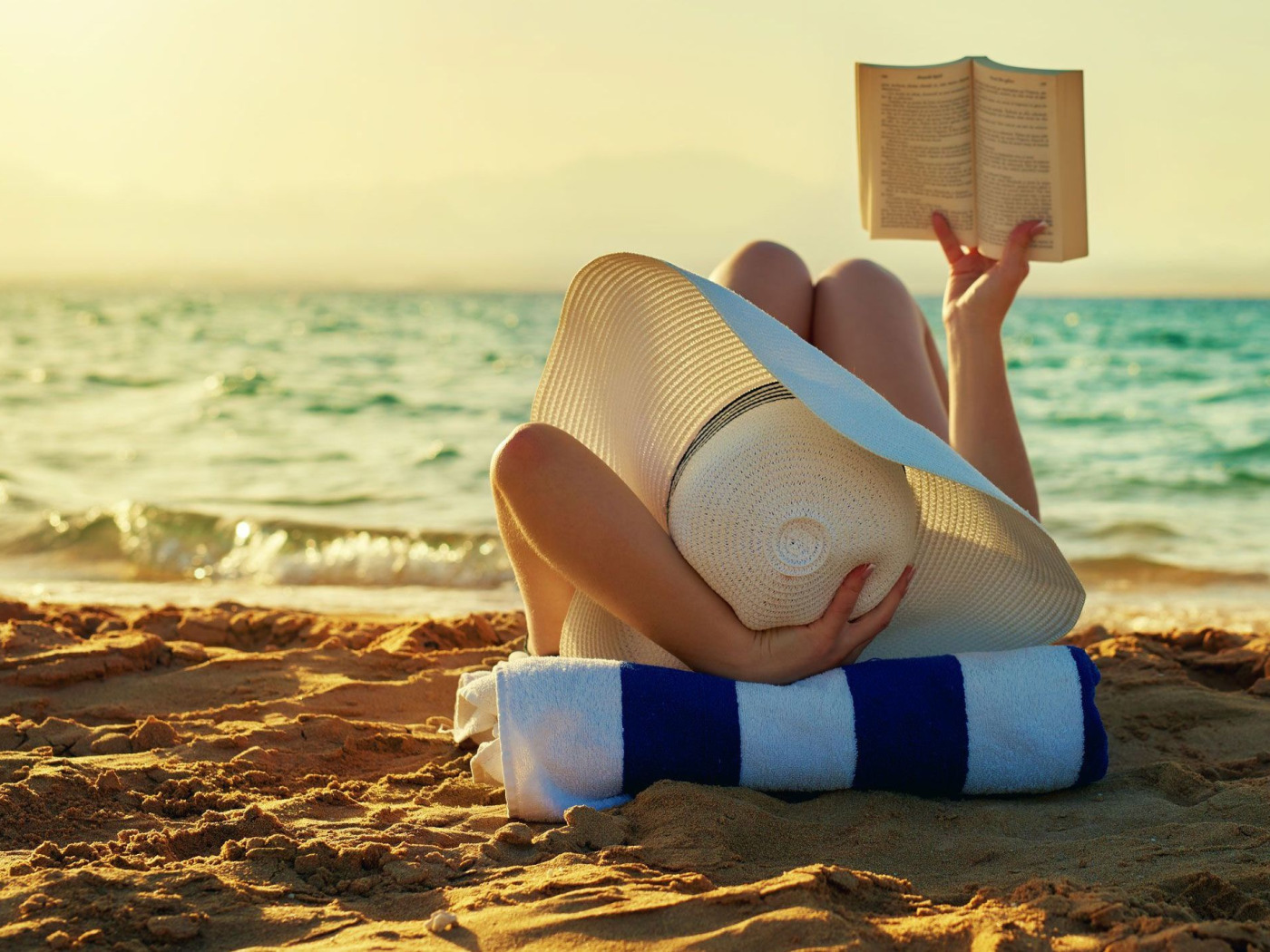 Лето забери туда где море море. Лето отпуск. Отпуск у моря. Отдыхающий на пляже. Лежит на пляже.