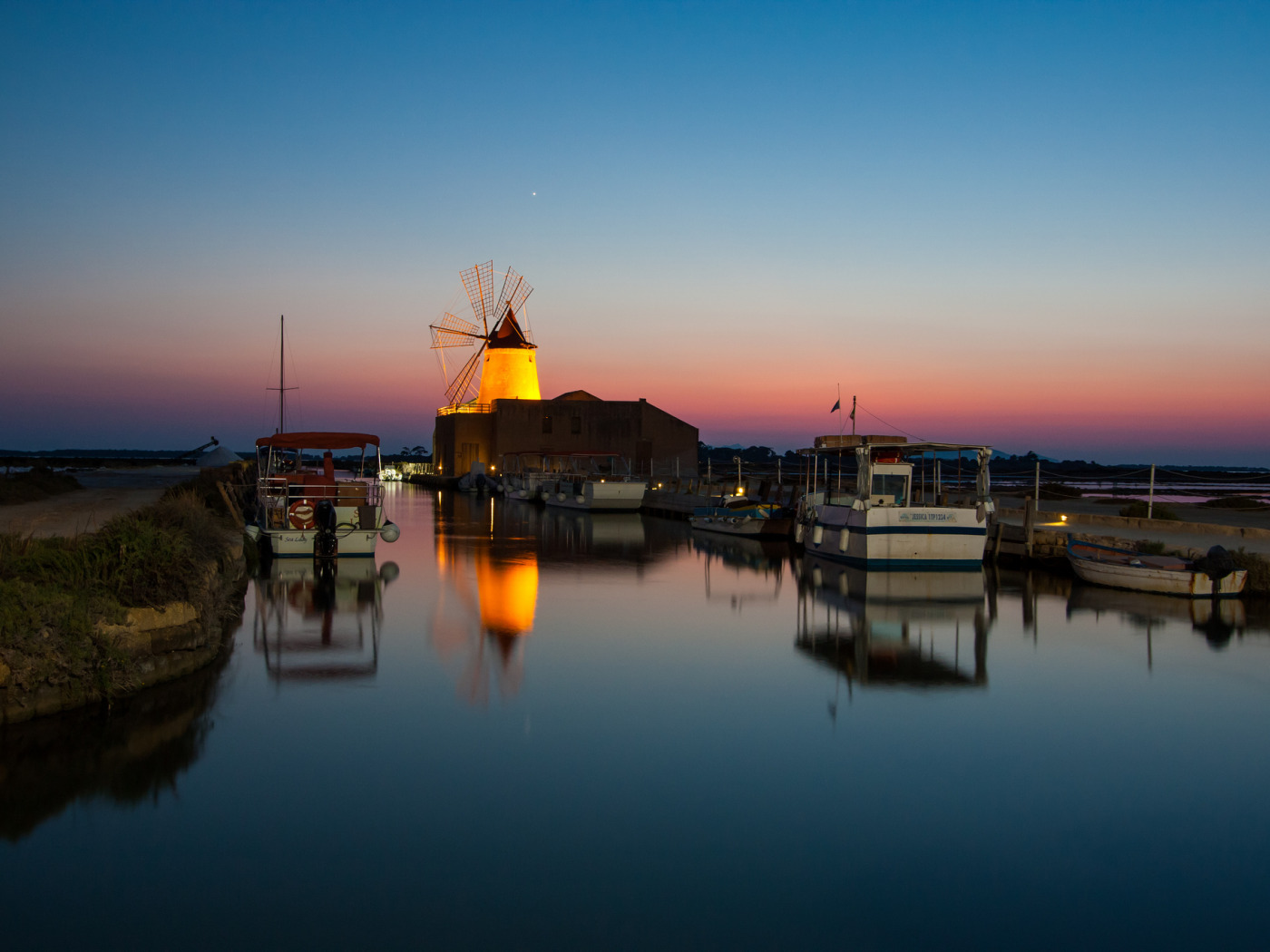 Ветряная гавань. Ветреная гавань. Harbour Lights. Обои на айфон гавань. Ветреная гавань домик на берегу ласт Лайт.