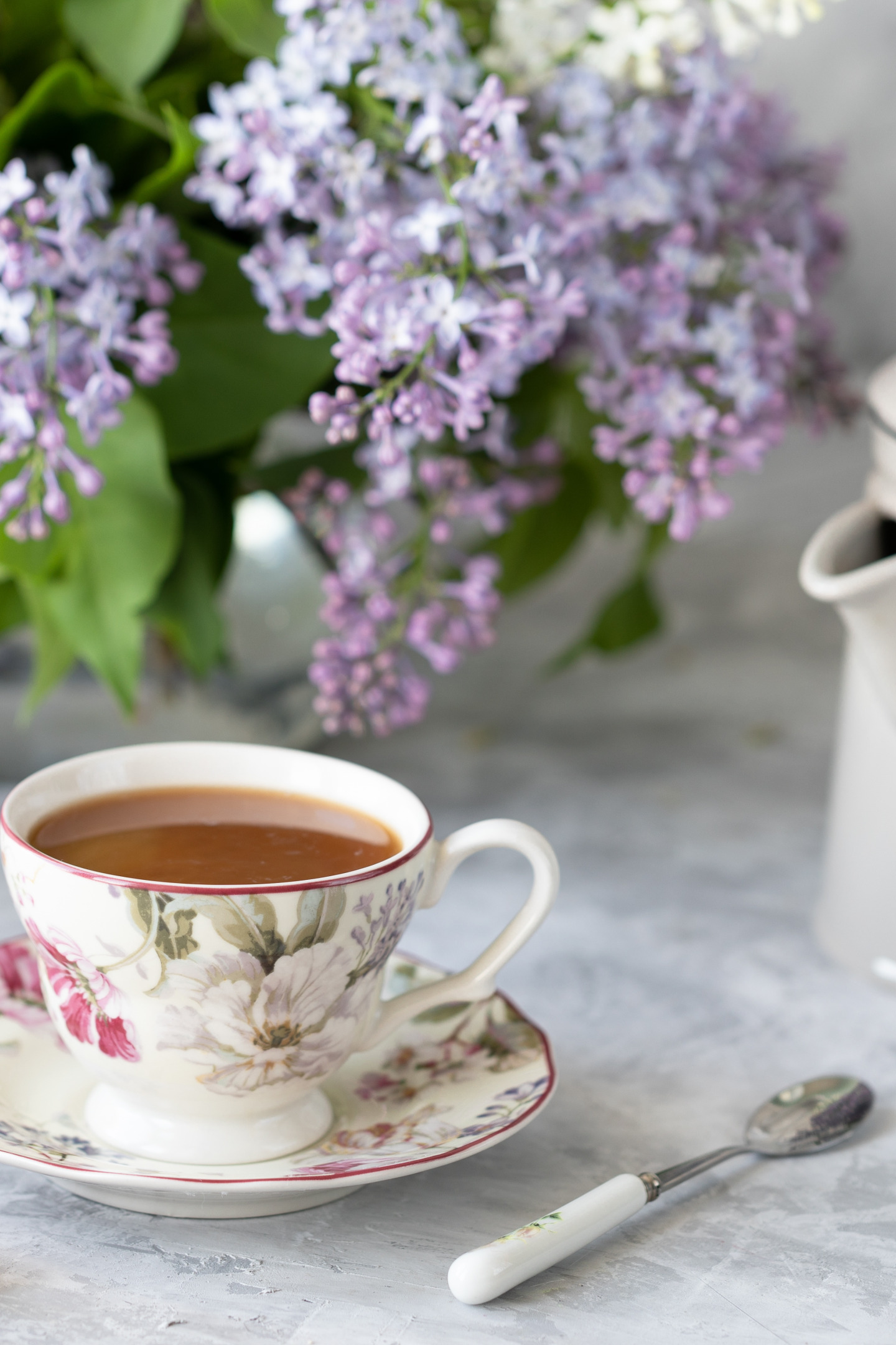 Весенняя чашка чая. Цветы в чашке. Чай цветок. Чай с сиренью. Весеннее чаепитие.