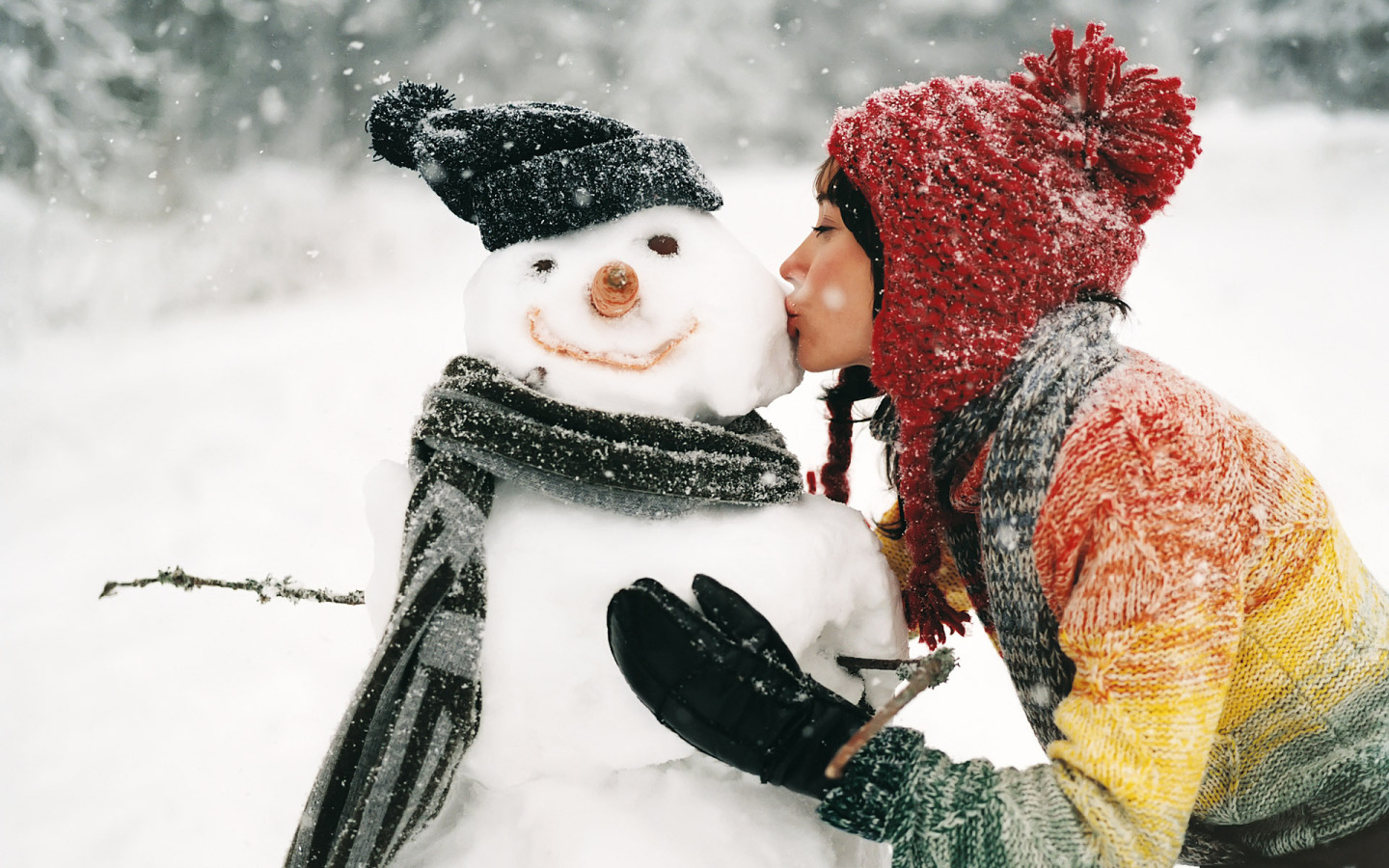 Обнимая снег. Зимнее настроение. Снеговик. Новый год любовь. Романтичный Снеговик.