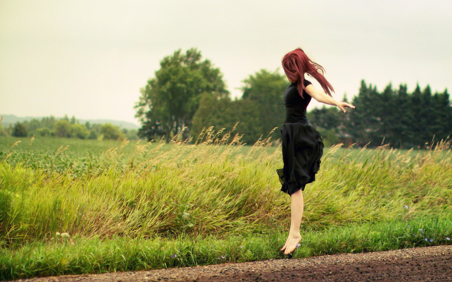 Березки словно девочки босые. Девушка бежит в платье. Рыжеволосая девушка в поле. Фотосессия на природе рыжеволосой. Девушка на ветру.