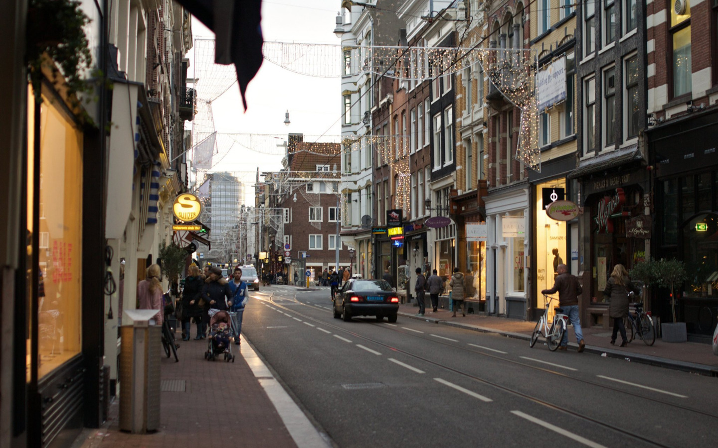 Самая длинная улица в европе. Улицы Амстердама. Улочки Голландии. Амстердам улицы города. Современная улица.