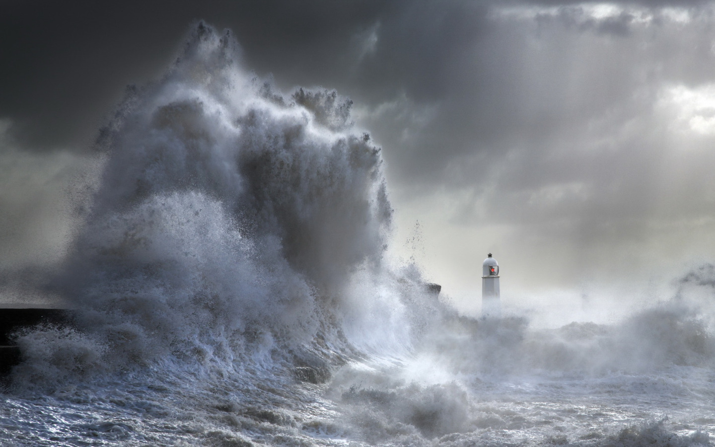 Корабли и огромные волны. «Шторм на черном море». Ацвазовский. Маяк Севастополь шторм. Атлантический океан шторм. Балтийское море штормит.