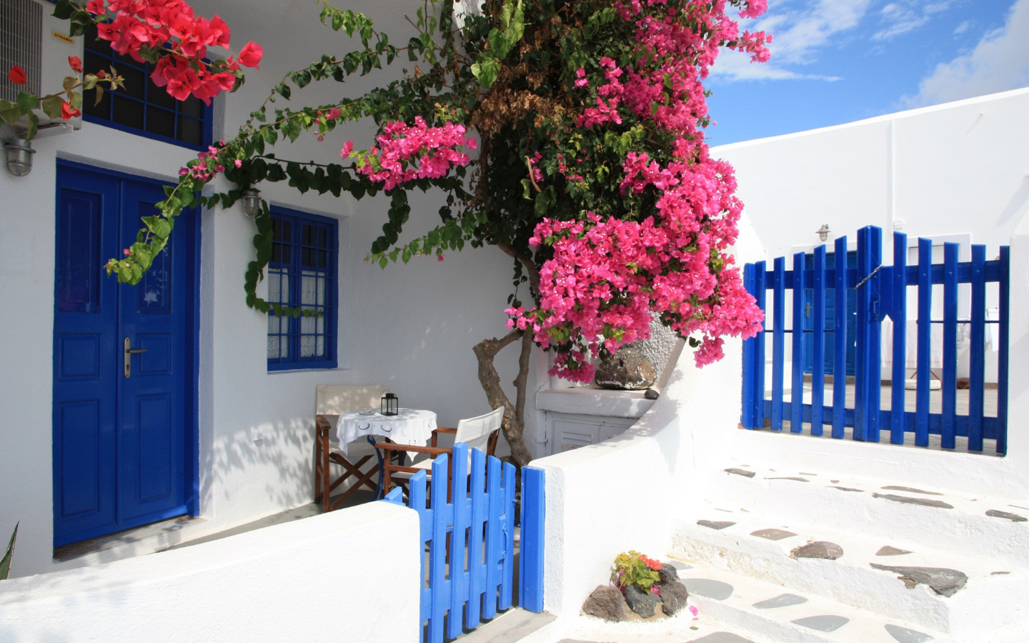 Скачать обои Цветы, ворота, Санторини, Греция, Дом, калитка, Flowers, Santorini,