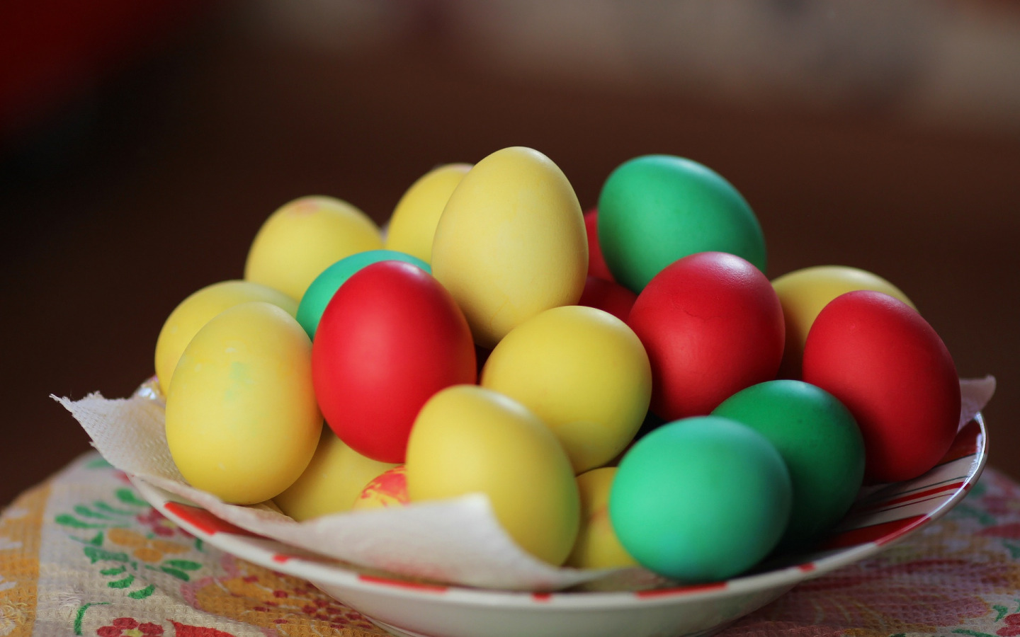 Оливковый цвет яиц на пасху. Разноцветные яйца. Пасхальные яйца фон. Фото на тему Пасха. Цветные яйца развивающий.