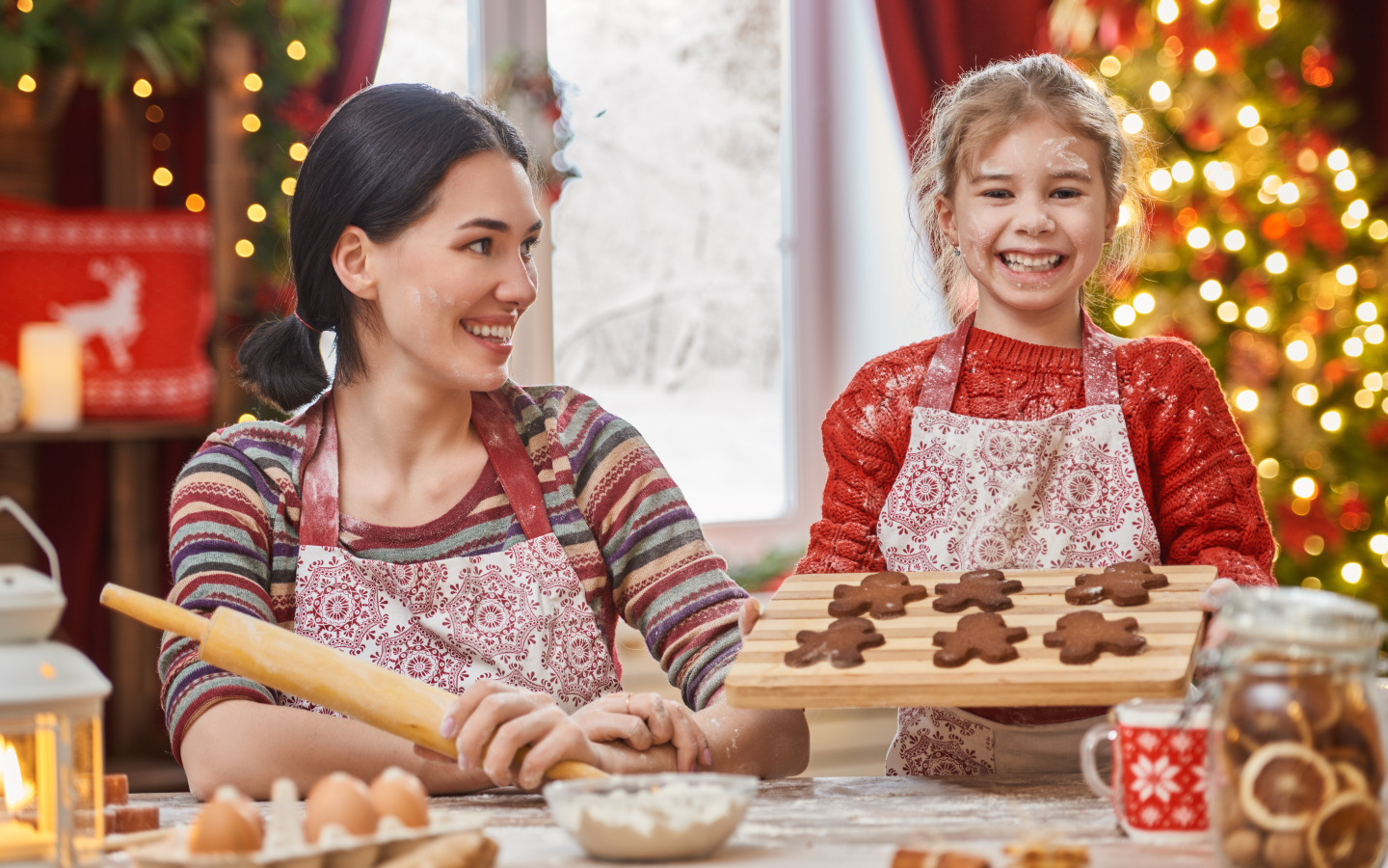 Дети пекут пряники. Дети пекут новогоднее печенье. Фотосессия семьей с печеньками. Рождественские печенья семья. Пироги готовит мама