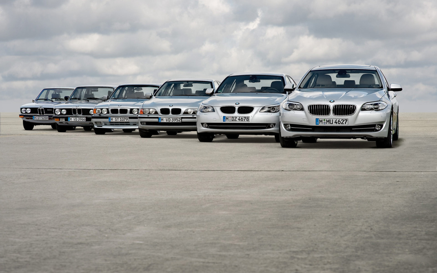 Поколения машин. BMW 5 Series Evolution. BMW 5 кузова. BMW 5 кузова по годам. Эволюция БМВ м5.