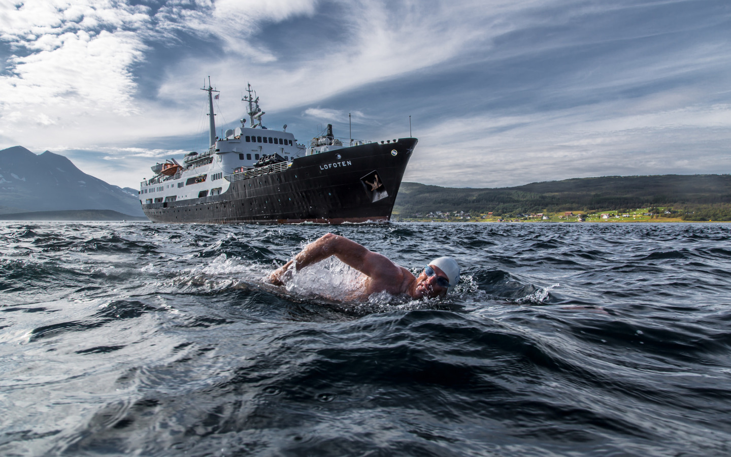 Пошли мы в судах на море. Корабль плывет. Человек на корабле в море. Корабль в плавании. Человек в воде рядом с кораблем.