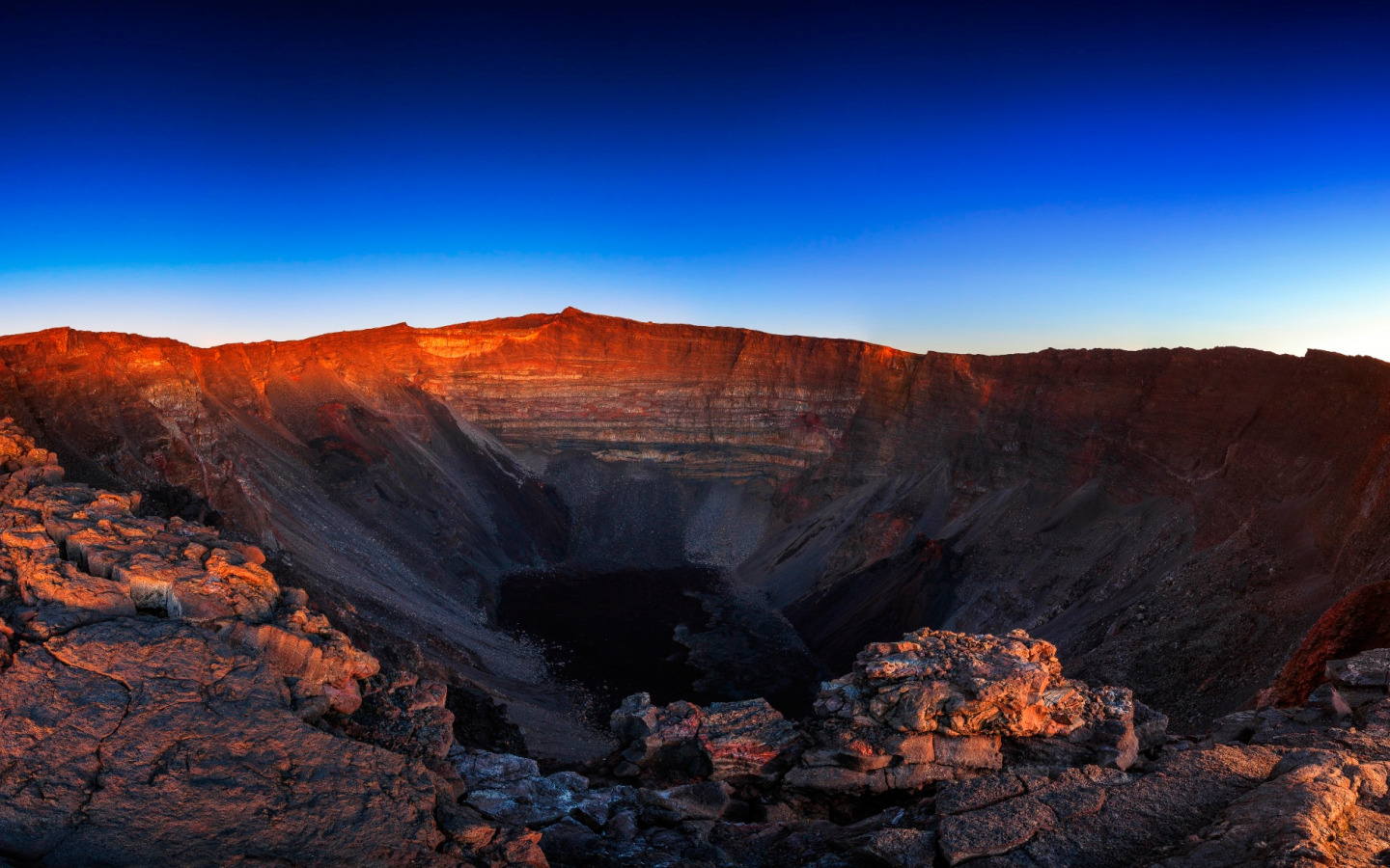 Crater. Госсес Блафф. В жерле вулкана. Кратеры. Метеорит в вулкан.