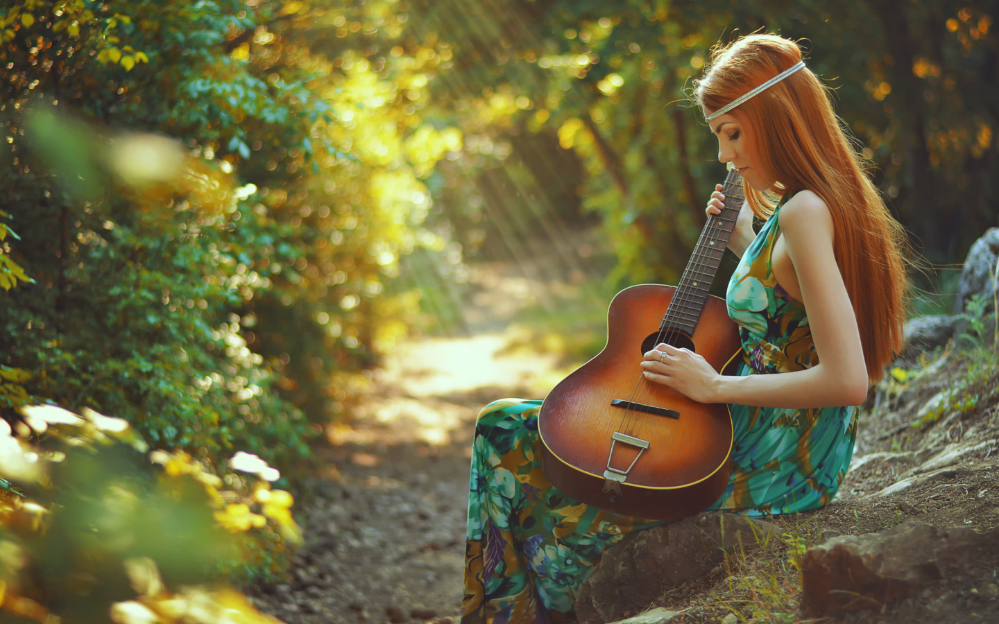 Песни жизненная красивая. Девушка с гитарой в лесу. Фотосессия с гитарой на природе. Девушка с электрогитарой. Девушка с гитарой на природе.