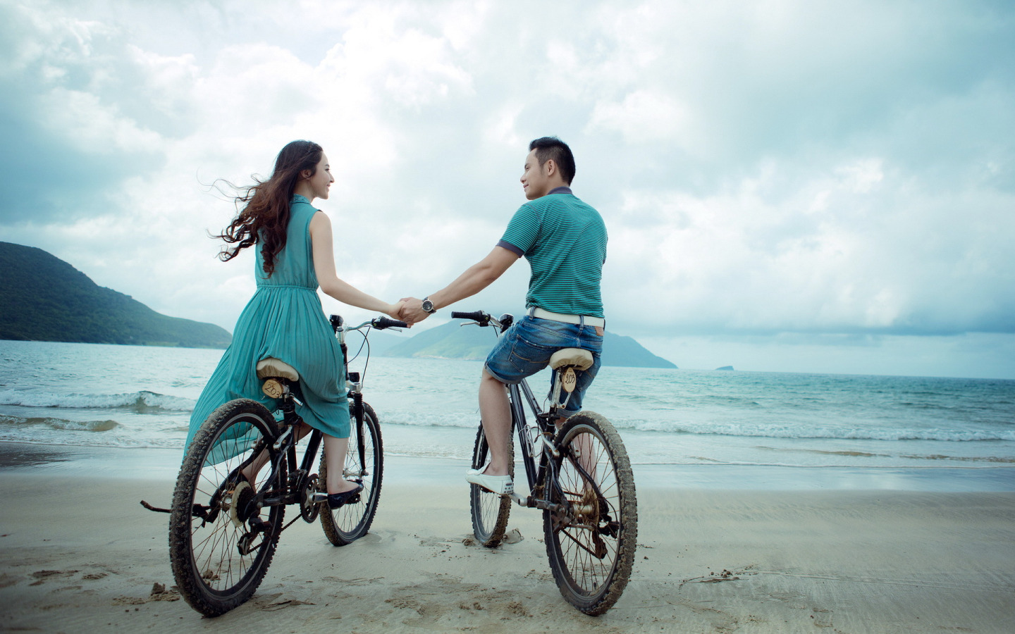Мужчины хорошо проводят время. Мужчина и женщина на велосипеде. Влюбленные на велосипеде. Велосипед для двоих. Парень и девушка на велосипе.