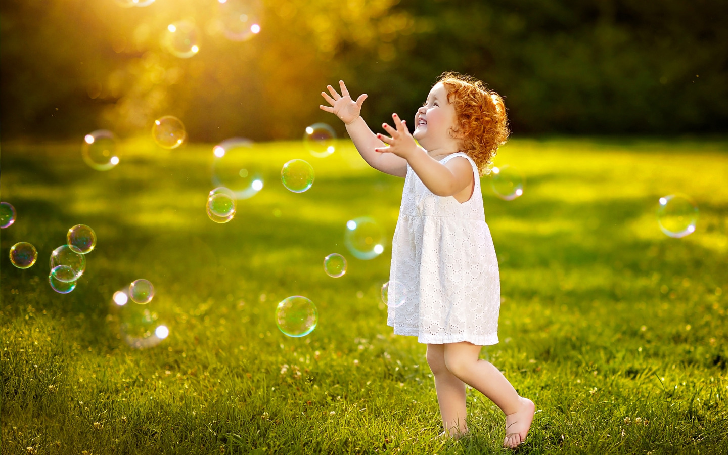 Радостью помогут выбрать. Дети и мыльные пузыри. Дети радость жизни. Дети радуются. Счастливый ребенок.