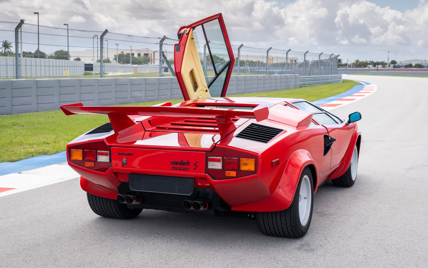 Lamborghini Countach 5000 QV С открытыми дверями