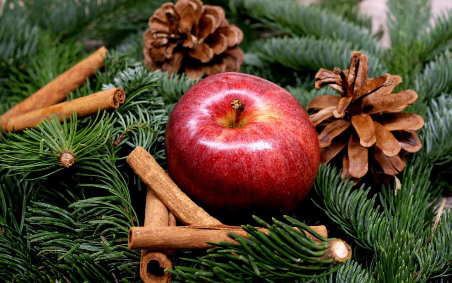 Новогодний фрукт. Яблоки на елке. Елка украшенная яблоками. Яблоко с корицей. Яблоки новый год.