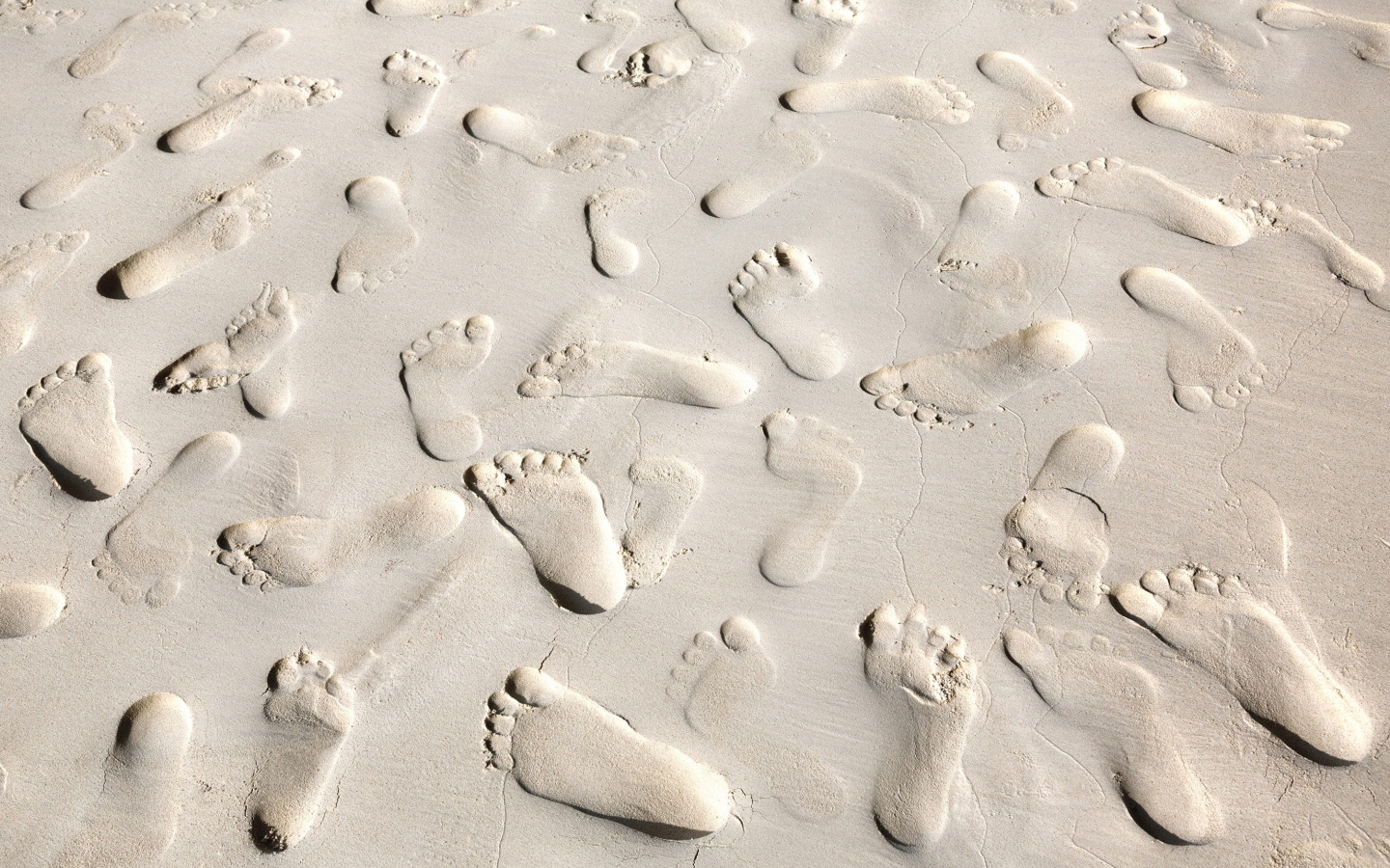 Следы в виде воды. Следы на песке. Отпечаток ноги на песке. Следы ног на песке. Песок текстура.