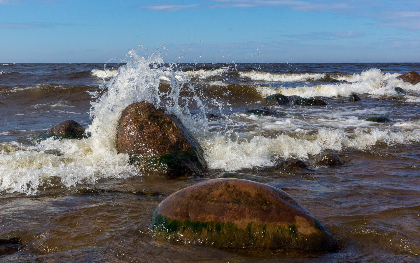Большой камень озера. Ладожское озеро. Ладожское озеро Прибой. Шторм на Онежском озере. Финский залив волны.