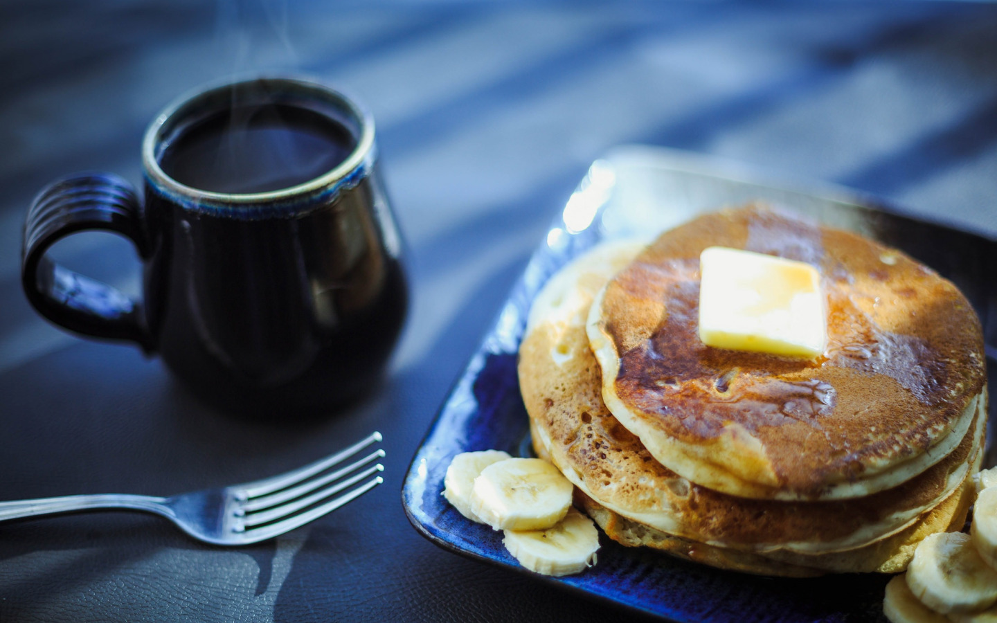 Pancake breakfast. Кофе с блинчиками. Блинчики на завтрак. Оладьи на завтрак. Завтрак с кофе.