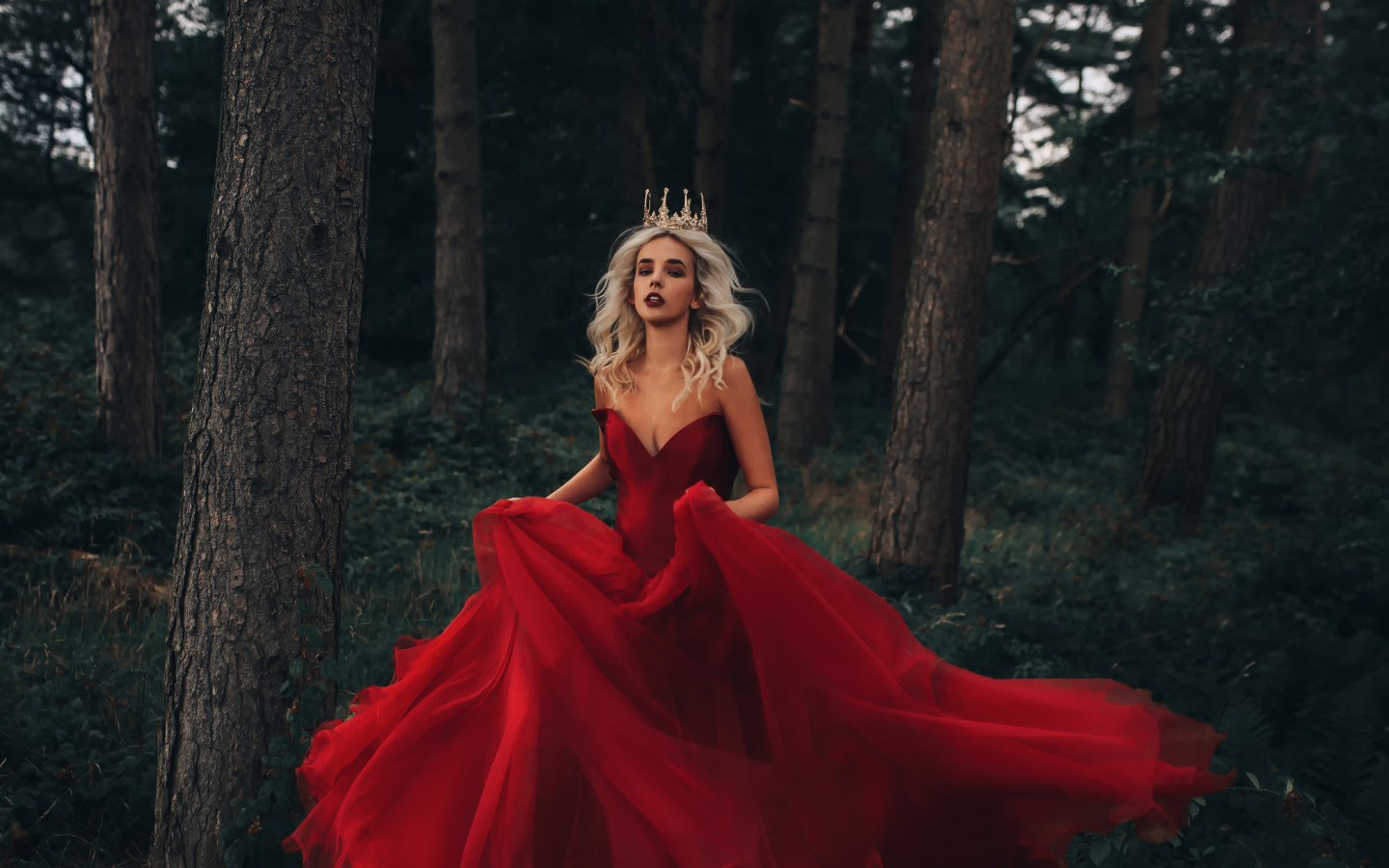 Ребекка Майклсон в Красном платье