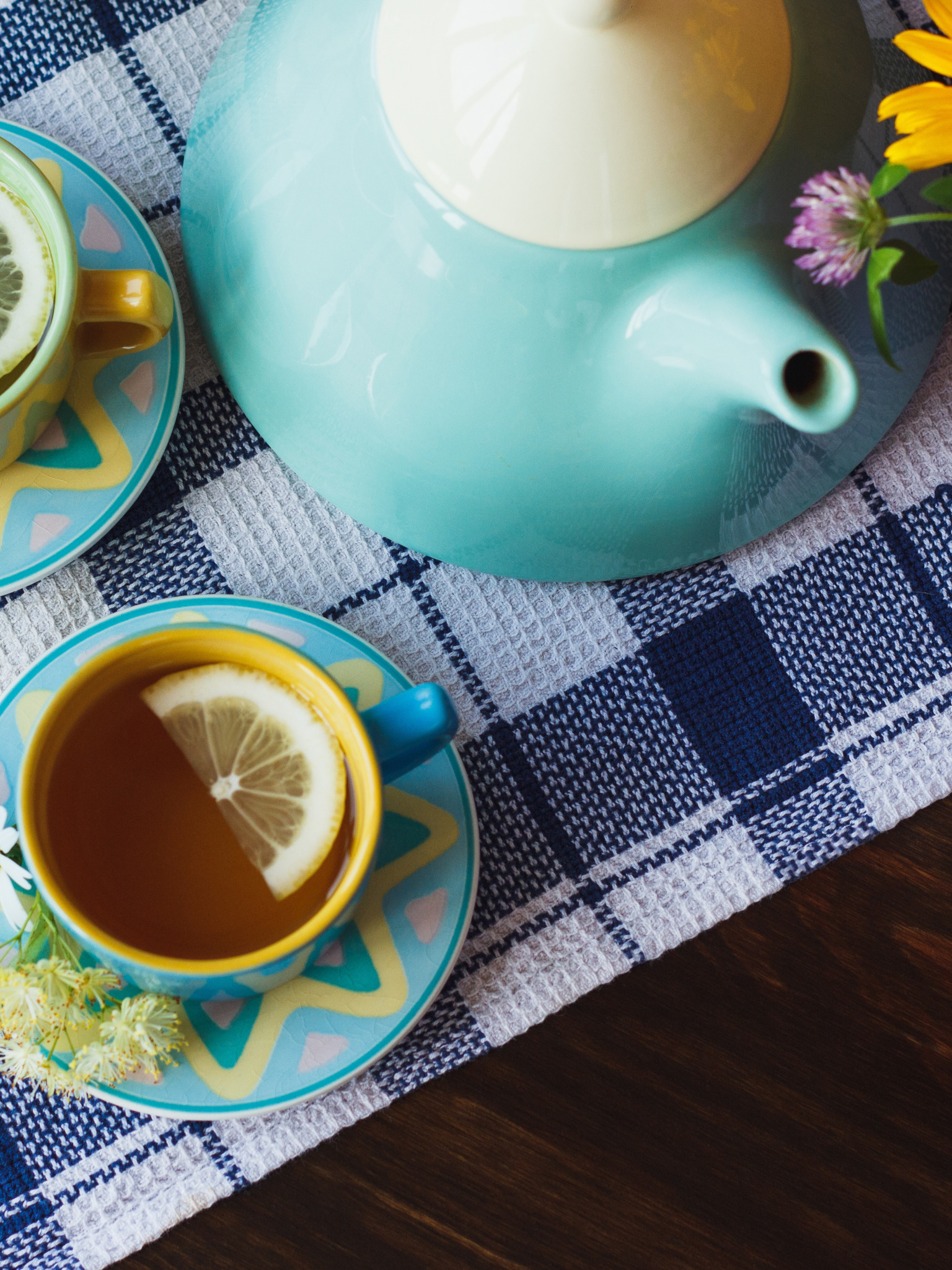 Чай с лимоном каждый день. Лимон к чаю. Вышивка лимон и чашка чая. Ленинградские лимонные к чаю. Зеленый чай, лимон, ежевика, чашка.