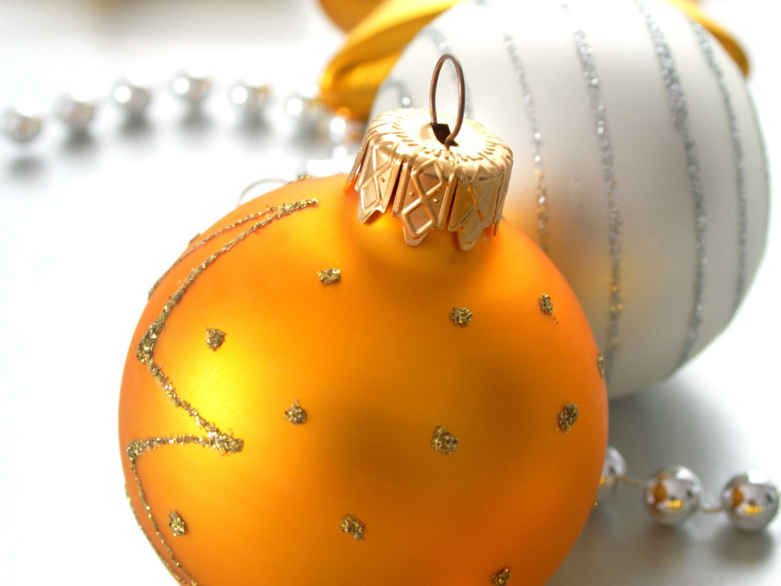 Шарик новогодний. Оранжевые новогодние шары. Елочные шары желтые. Оранжевые елочные игрушки.