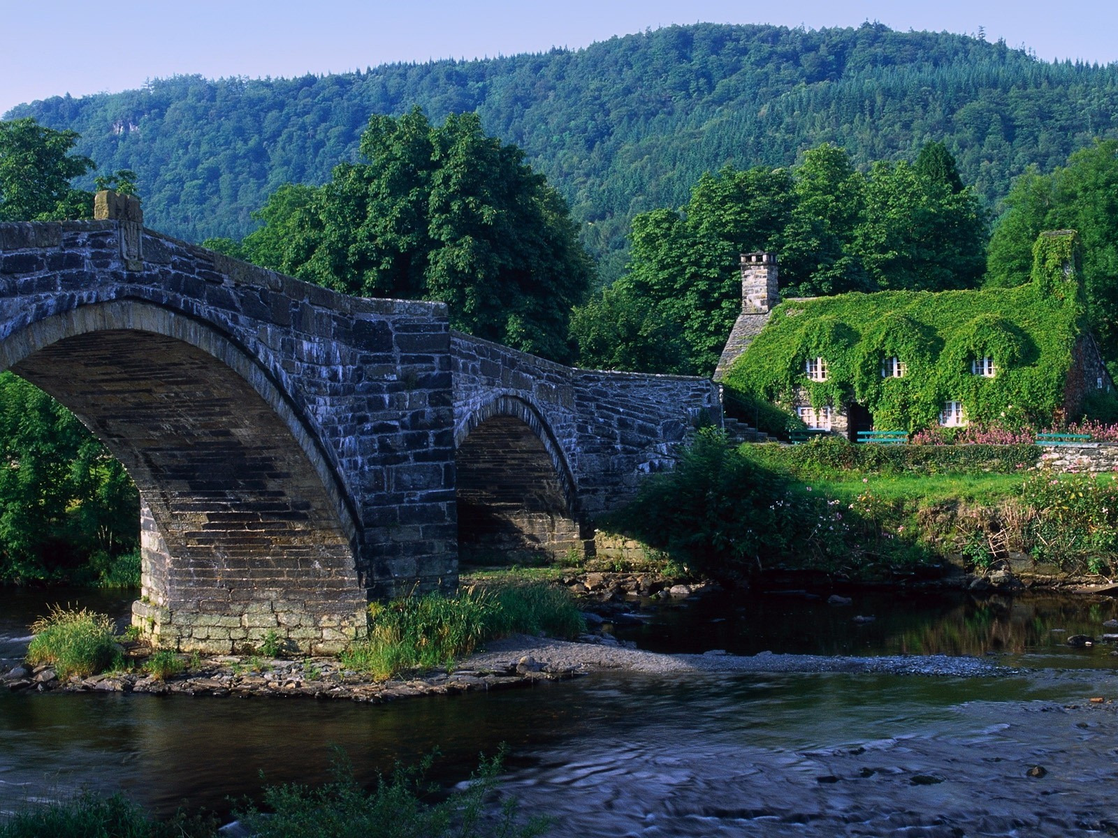 Каменный мост Уэльс. Мост Солкан Словения. Шервудский лес каменный мост. Река Конуи Уэльс. Доминирование природа