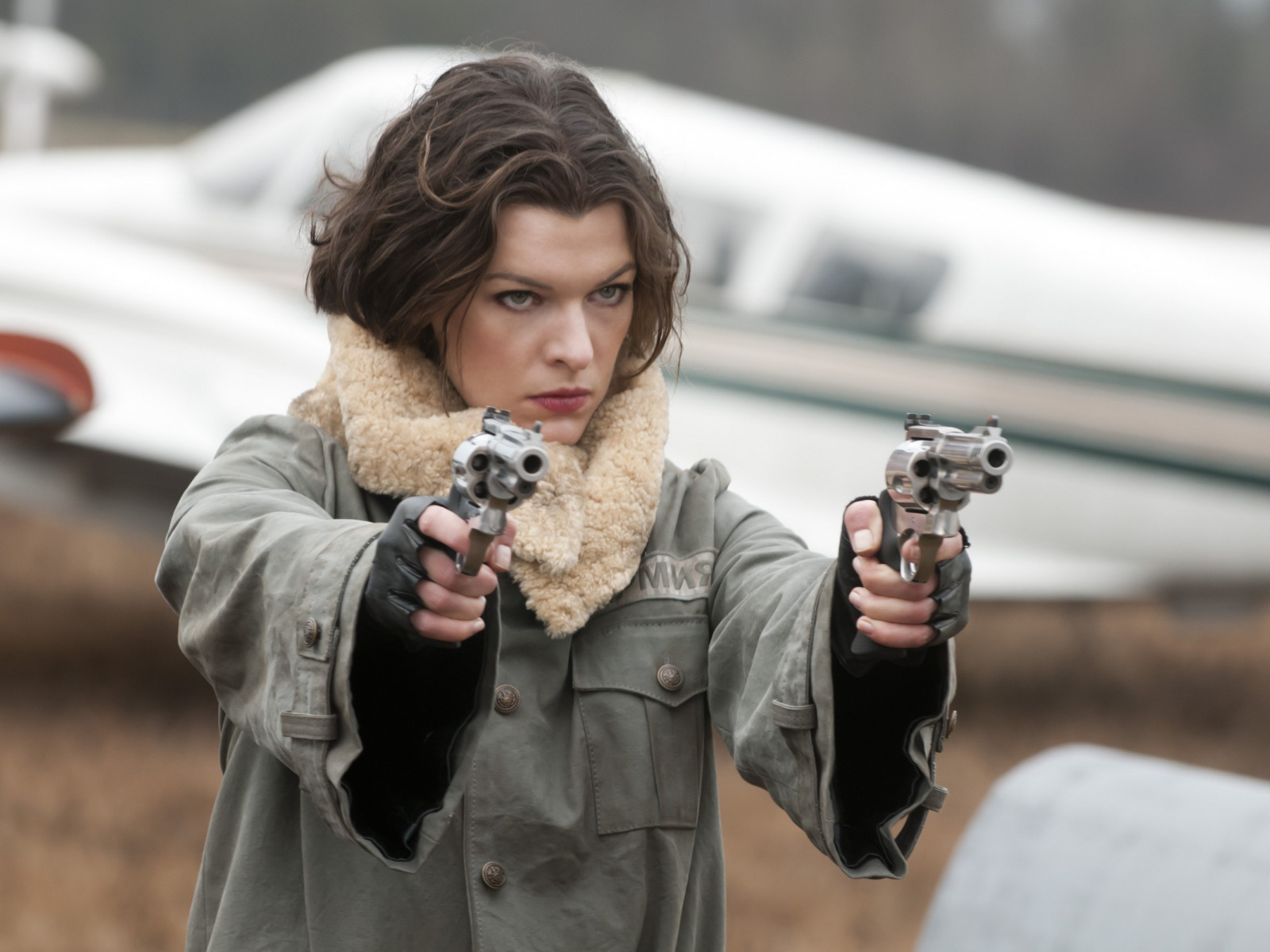 Скачать обои взгляд, поза, оружие, Милла Йовович, Milla Jovovich, Элис, Resident  Evil Afterlife, Обитель зла 4: Жизнь после смерти, раздел фильмы в  разрешении 1600x1200