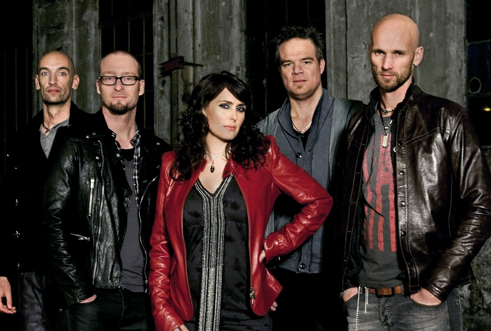 Within temptation bleed out. Визин темптейшен. Солистка Визин Темптейшн. Within Temptation басист. Within Temptation 2021 год.