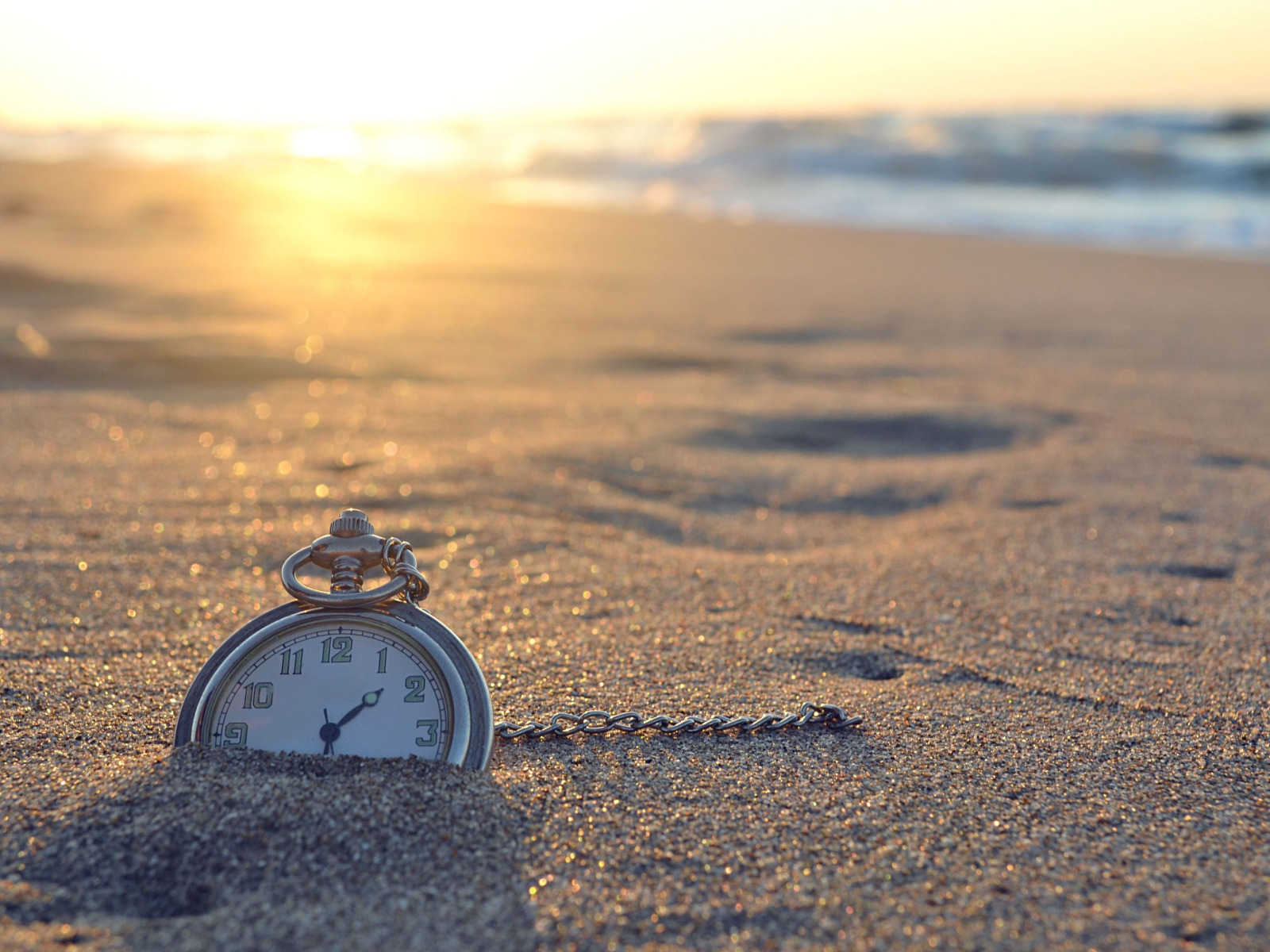 Часы в песке. Часы на фоне моря. Уходящее время. Часы на природе. Качеством и длительным временем