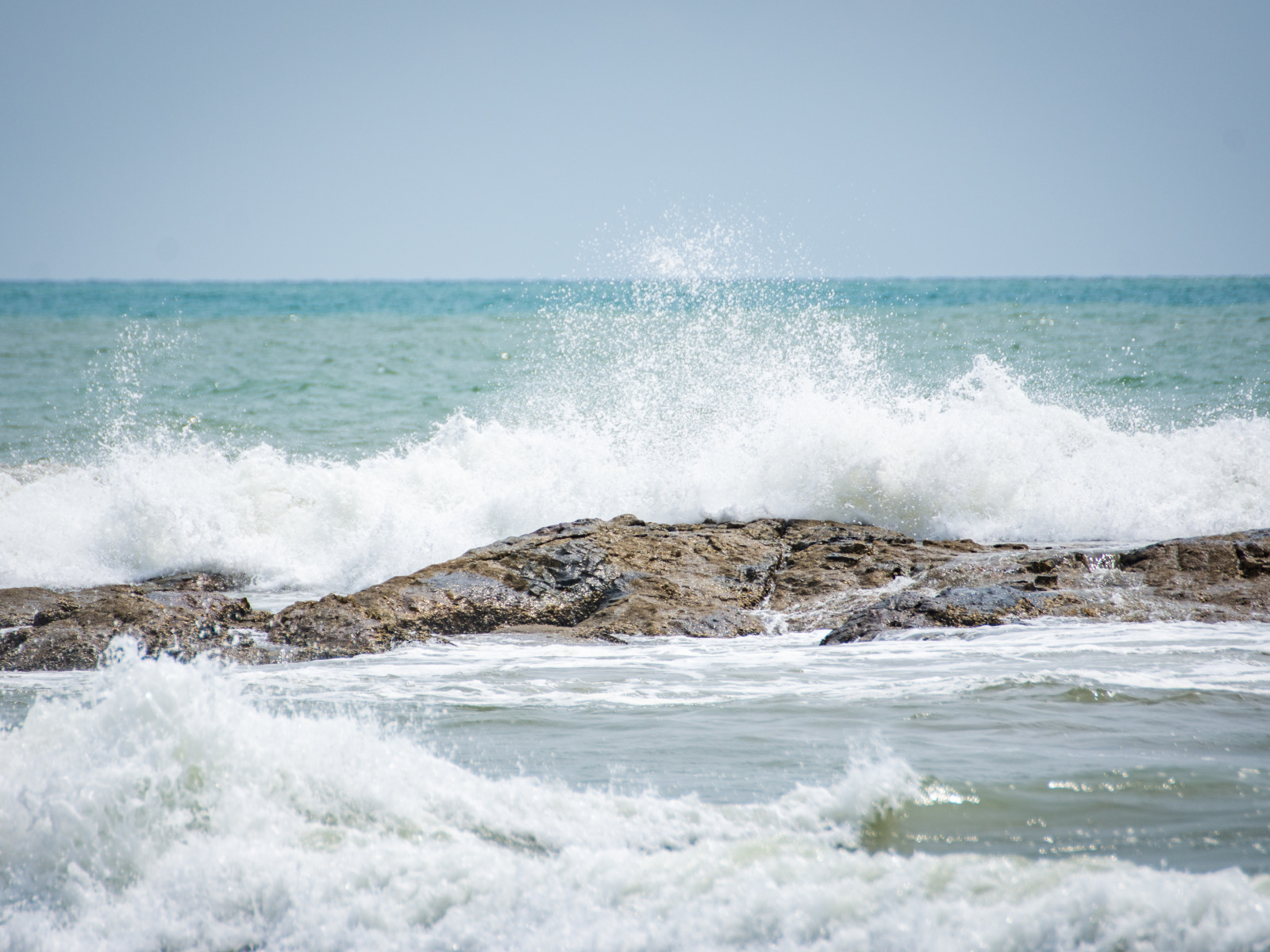 Песня плещет волна. Побережье волны камушки. Море волны фото. Волны в море в Избербаше. Пляж волны зонтики.