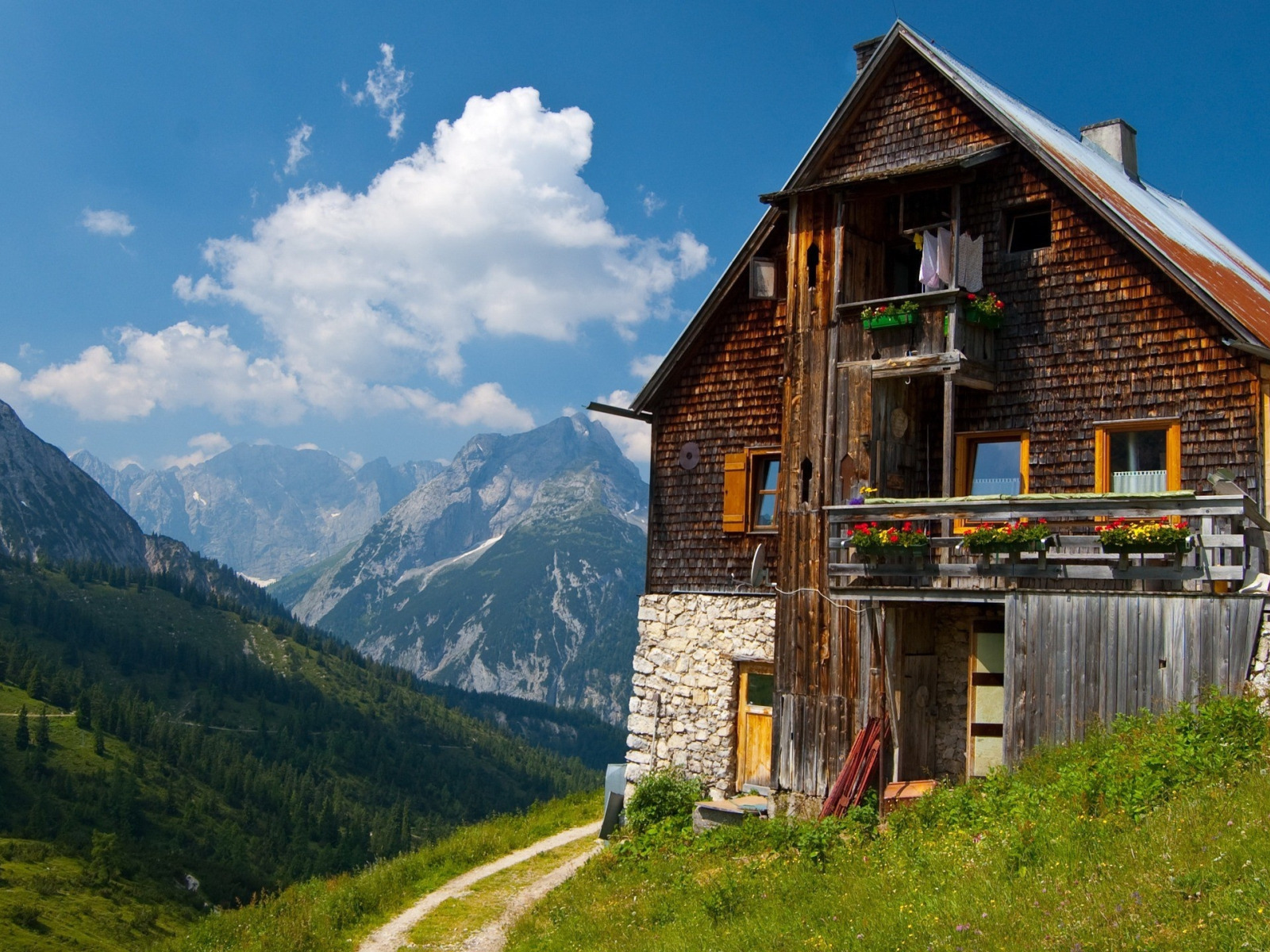 Горная дом 3. Дом в горах. Домик в Альпах. Деревянный дом в горах. Домик на горе.