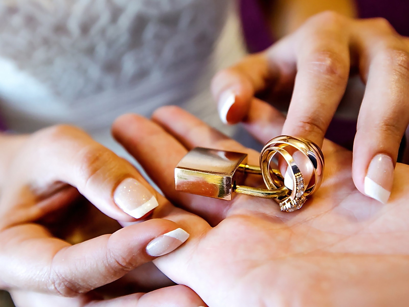 Получить кольцо в подарок. Необычные Свадебные кольца. Обручальное кольцо. Обручальные кольца картинки. Обручальное кольцо для девушки.