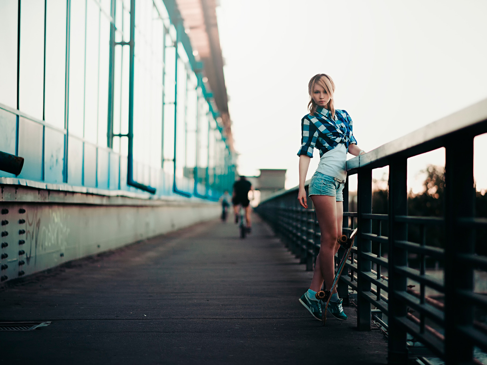 Девушка по городу mp3. Фотосессия в городе. Фотосессия на мосту девушка. Фотосессия в городском стиле. Девушка блондинка на мосту.