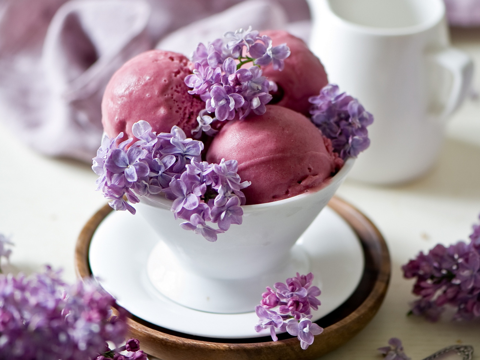 Цветы мороженое. Фиолетовые сладости. Сиреневое мороженое. Цветы и пирожные. Мороженое сирень.