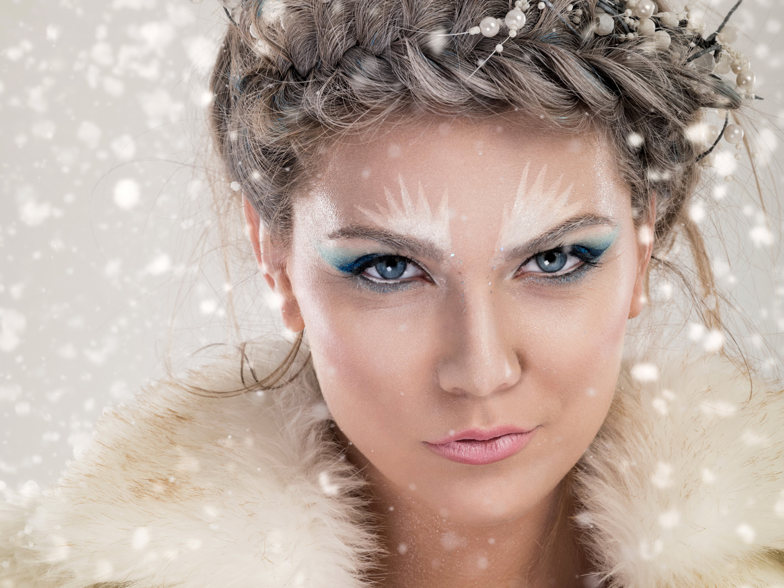 Лицо снежинки. Снегурочка макияж. Новогодний макияж. Макияж зима. Снежный макияж.