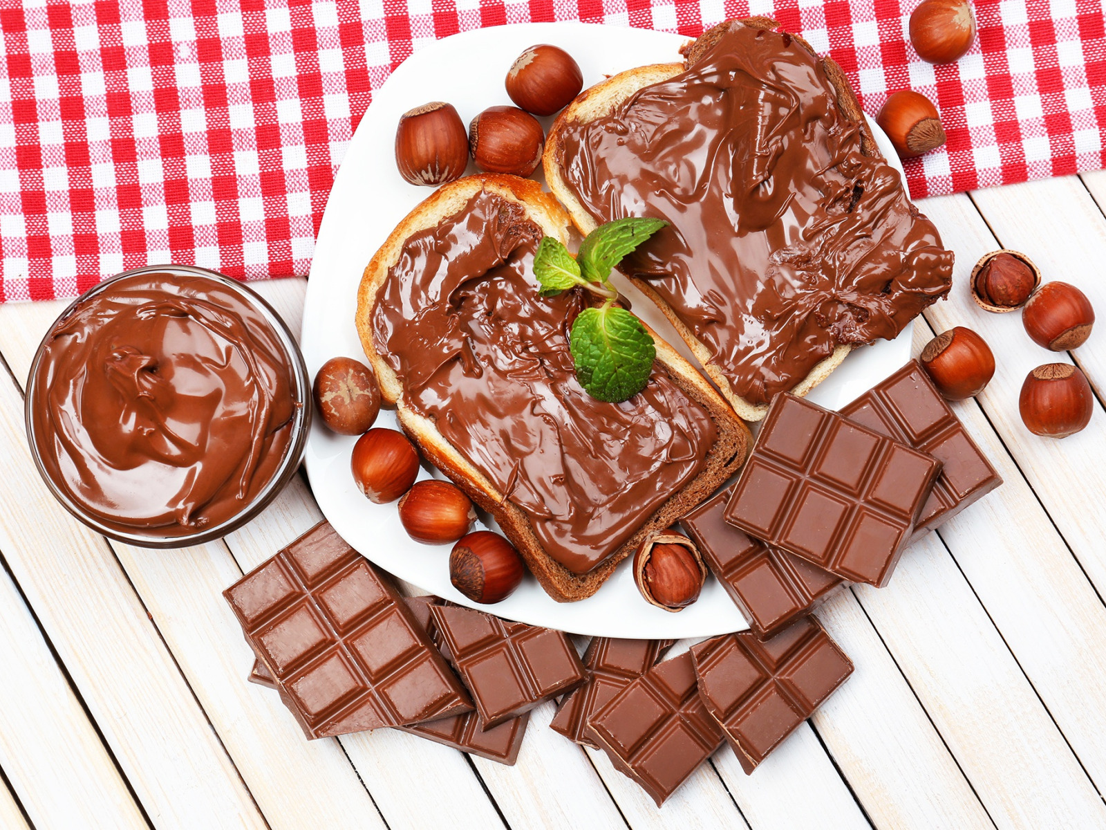 Шоколадная тарелка. Шоколад с орехами. Кусок шоколада с орехами. Шоколадная паста вид сверху. Шоколадная паста на хлебе.