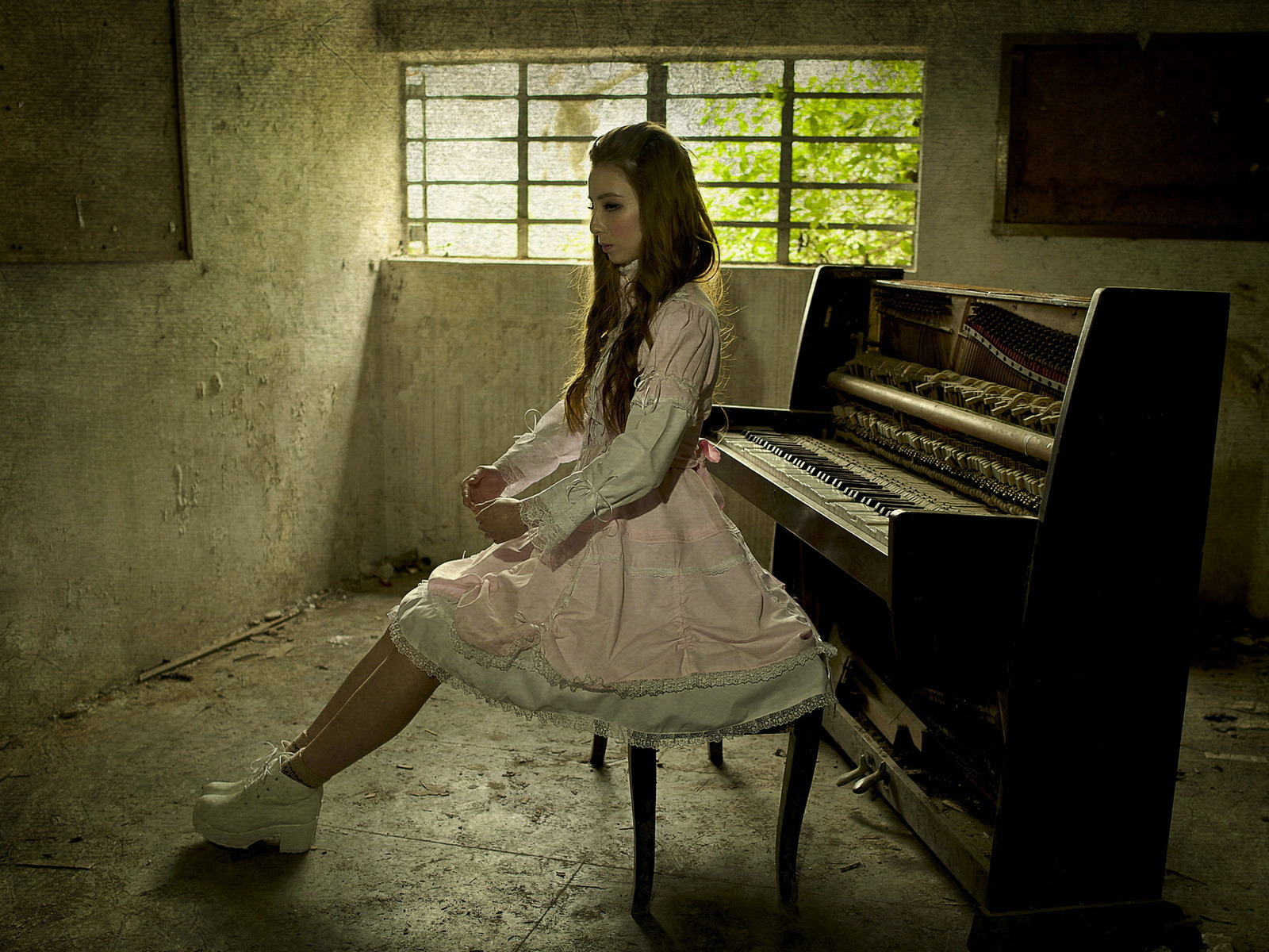 Молодая девушка музыка. Девушка и пианино. Фотосессия с фортепиано.