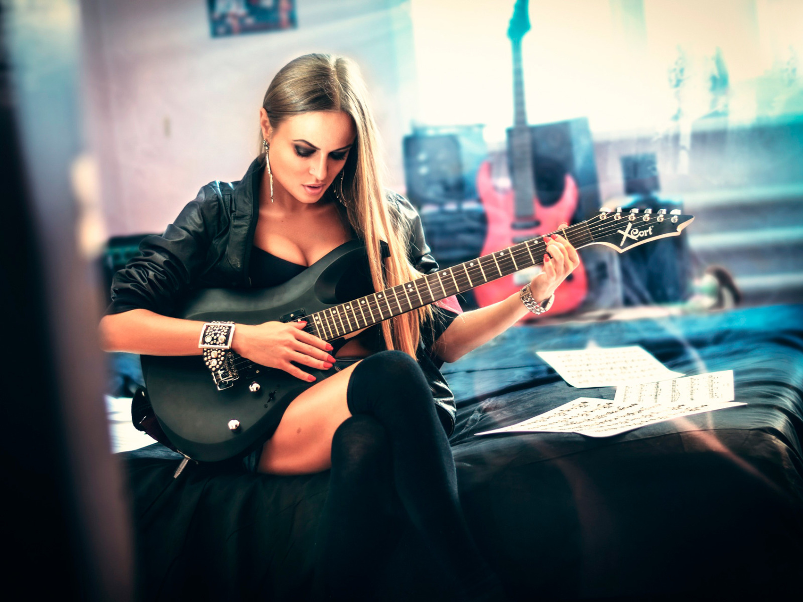 Ты самая красивая на гитаре. Девушка с электрогитарой. Фотосессия с гитарой девушка. Девушка рокерша с гитарой. Девушка сидит с гитарой.